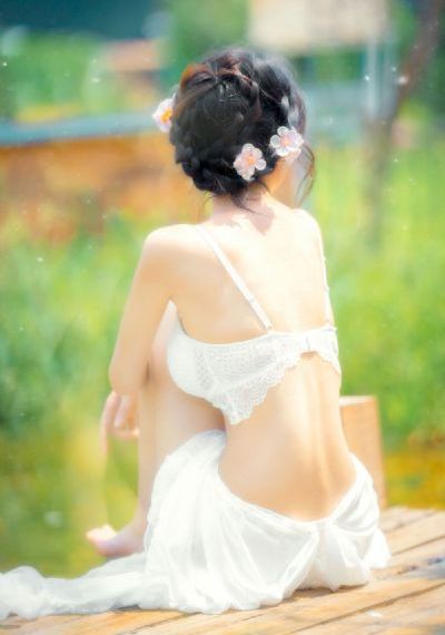 美女不穿内裤