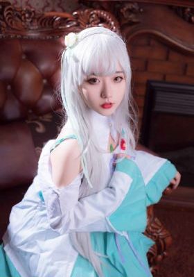 她携三宝虐翻大佬集团短剧