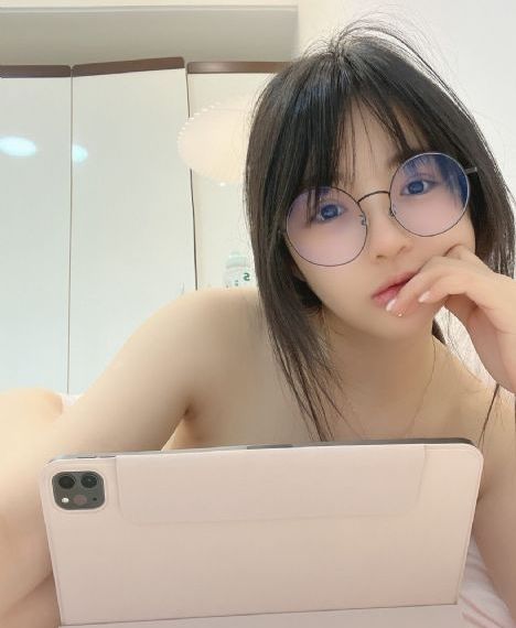 海口一酒店外墙被吹跑了